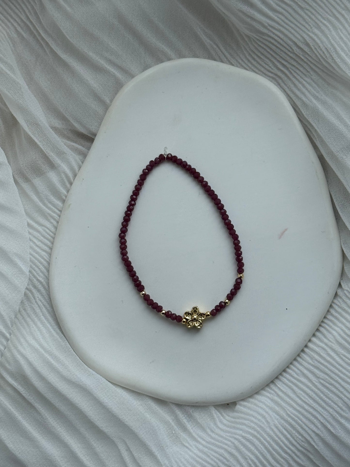 Perlenarmband mit Braunen/Lilanen Kristallperlen, Goldenen Details + Blumen Anhänger - 111189