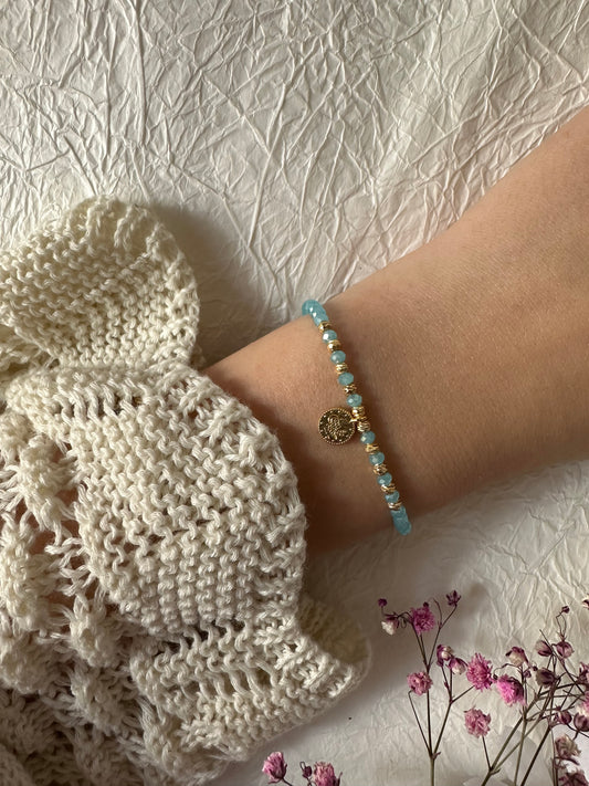 Perlenarmband mit Hellblauen Kristallperlen und Goldenen Taler Anhänger - 10365