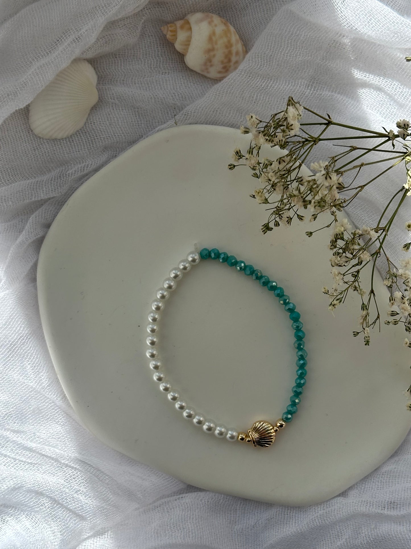 Perlenarmband half and half mit Türkisen Kristallperlen, Weißen Perlen und Goldenen Perlen + Muschel Anhänger - 10844