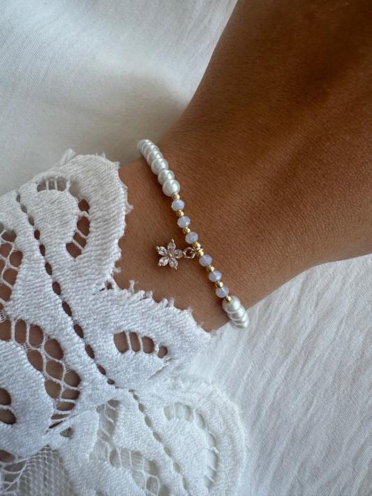 Perlenarmband mit Weißen Glasperlen und Weißen Kristallperlen + Blumen Anhänger - 10428