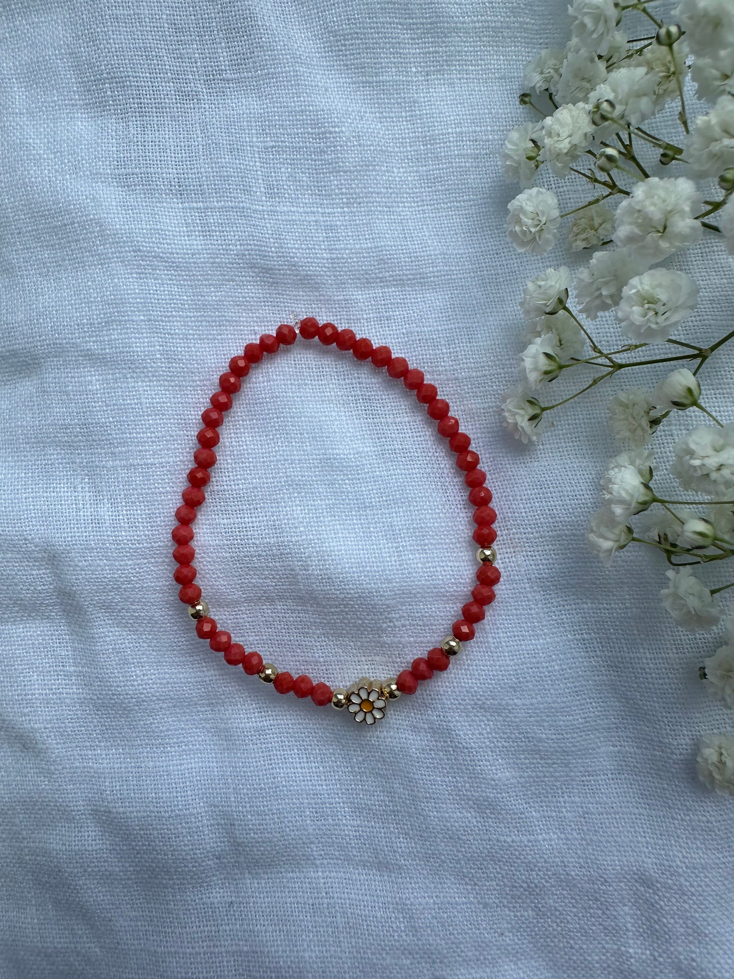 Perlenarmband mit Korallfarben Kristallperlen und Gänseblümchen Anhänger - 10248