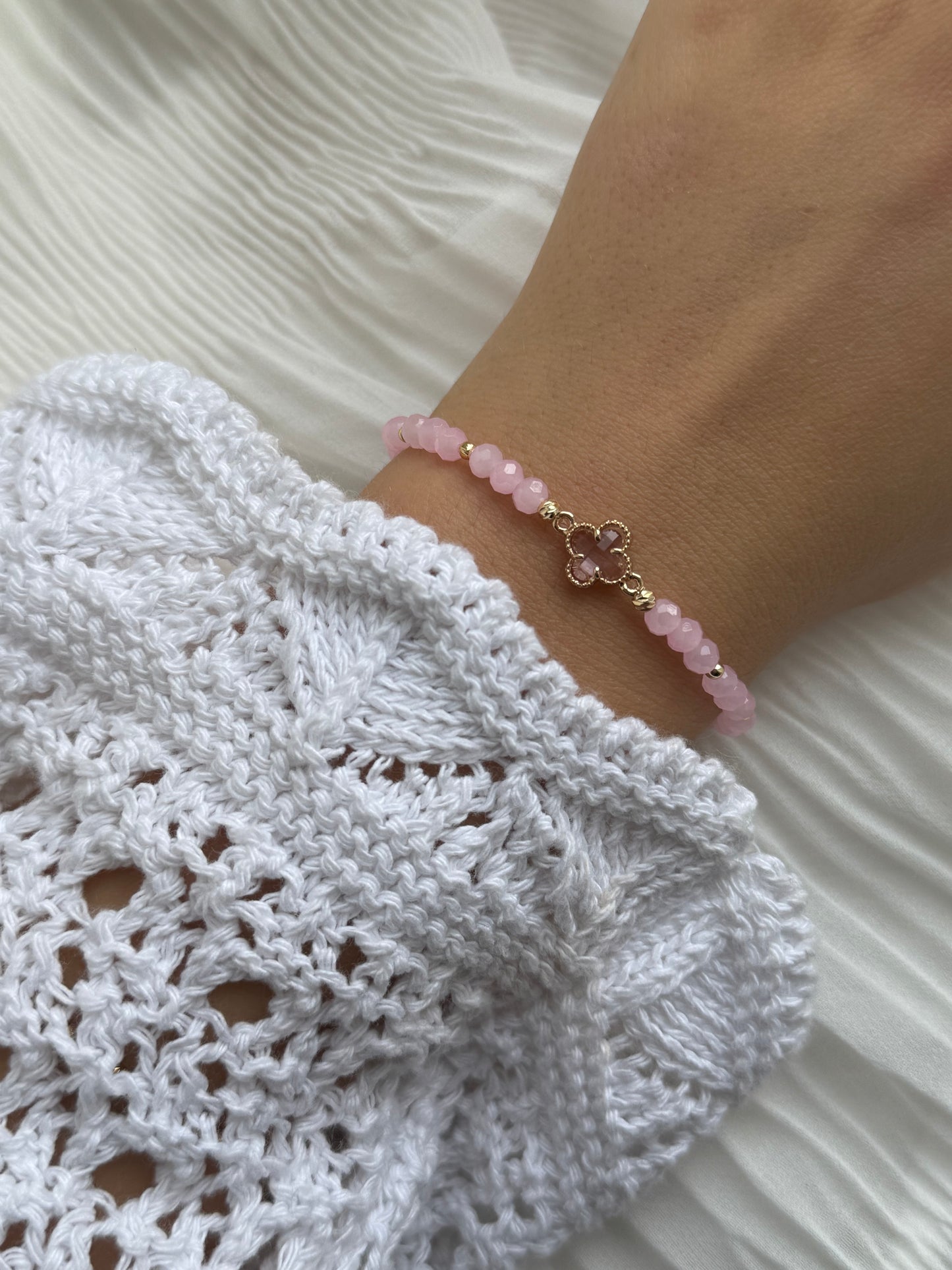 Perlenarmband mit Rosa Kristallperlen, Goldenen Details + Kleeblatt Anhänger - 111182