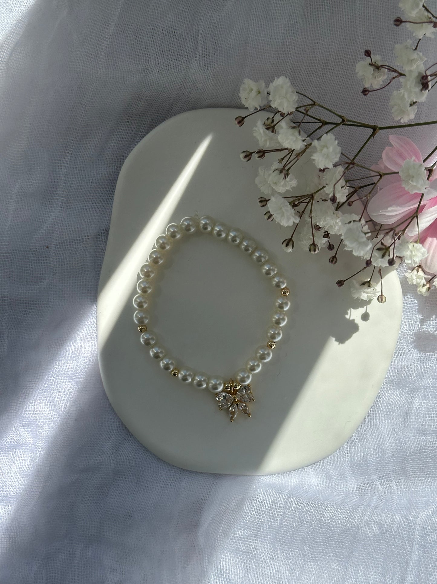 Perlenarmband mit Beigen Glasperlen und goldenen Details + Zirkonia Schleifen Anhänger - 10736