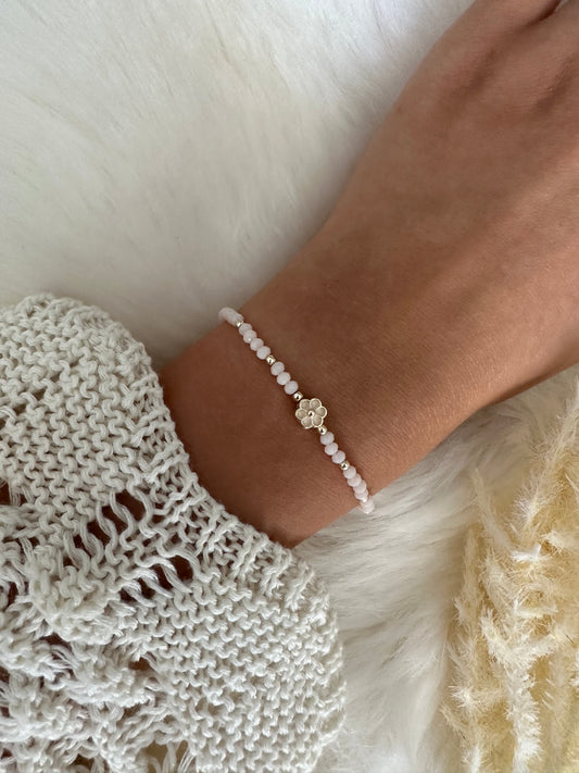 Perlenarmband mit beigen Perlen und Blumen Anhänger - 10448