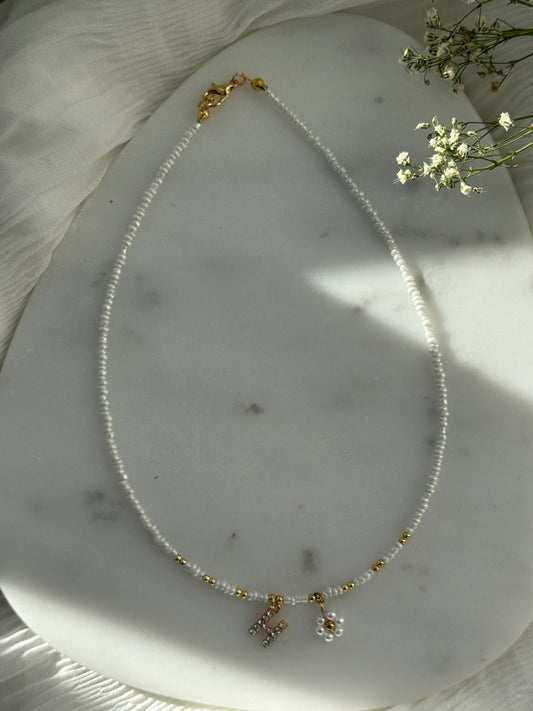 Perlenkette personalisiert mit Weißen Perlen, Goldenen Perlen + Blumen Anhänger - 2160