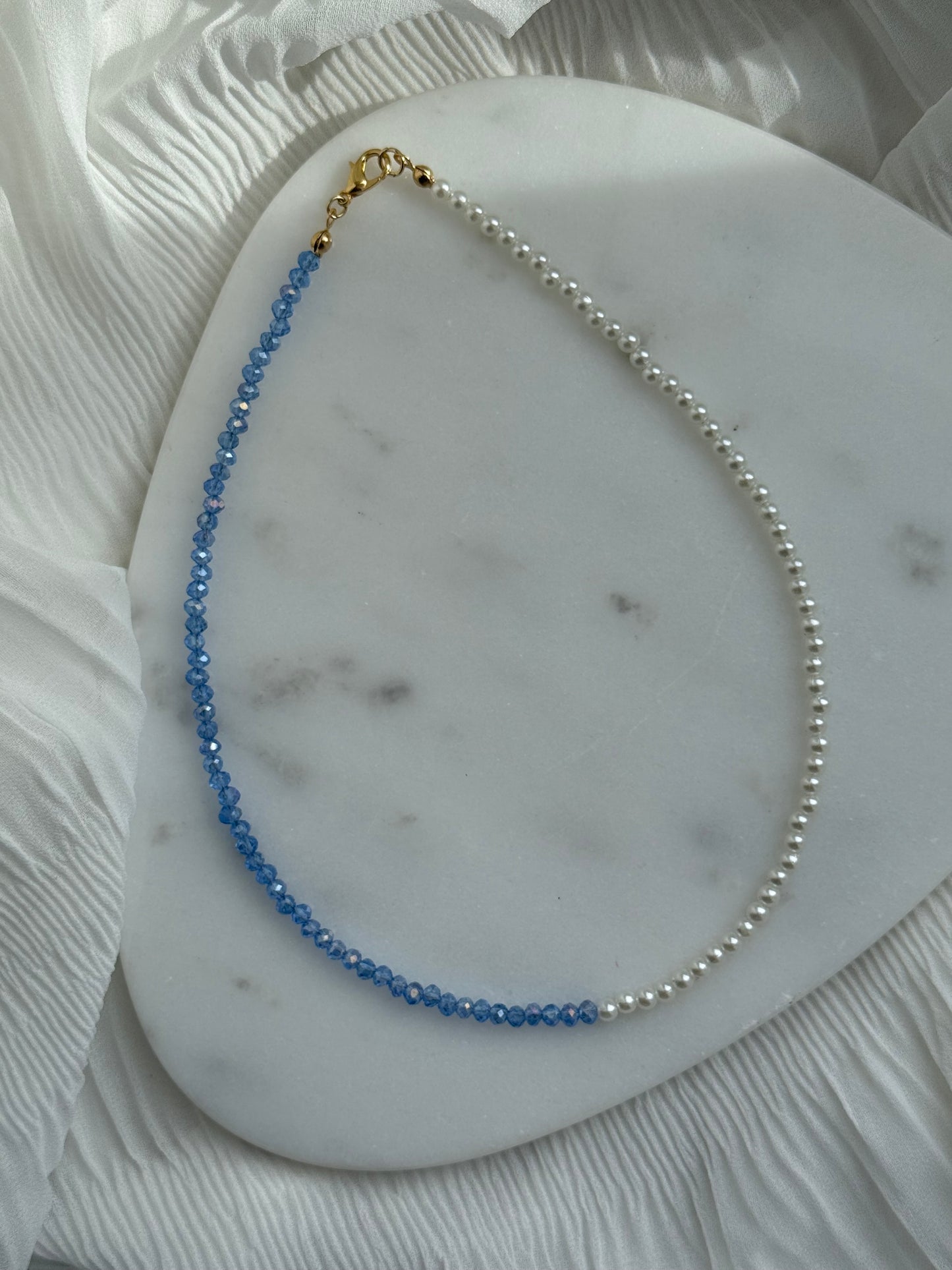 Perlenkette Half & Half mit Blauen Kristallperlen und Weißen Perlen - 111171