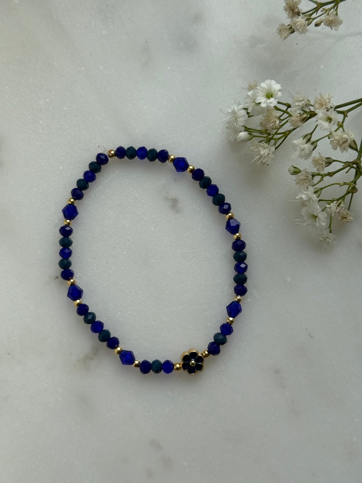 Perlenarmband mit Blauen Kristallperlen, Goldenen Perlen + Blumen Anhänger - 10982