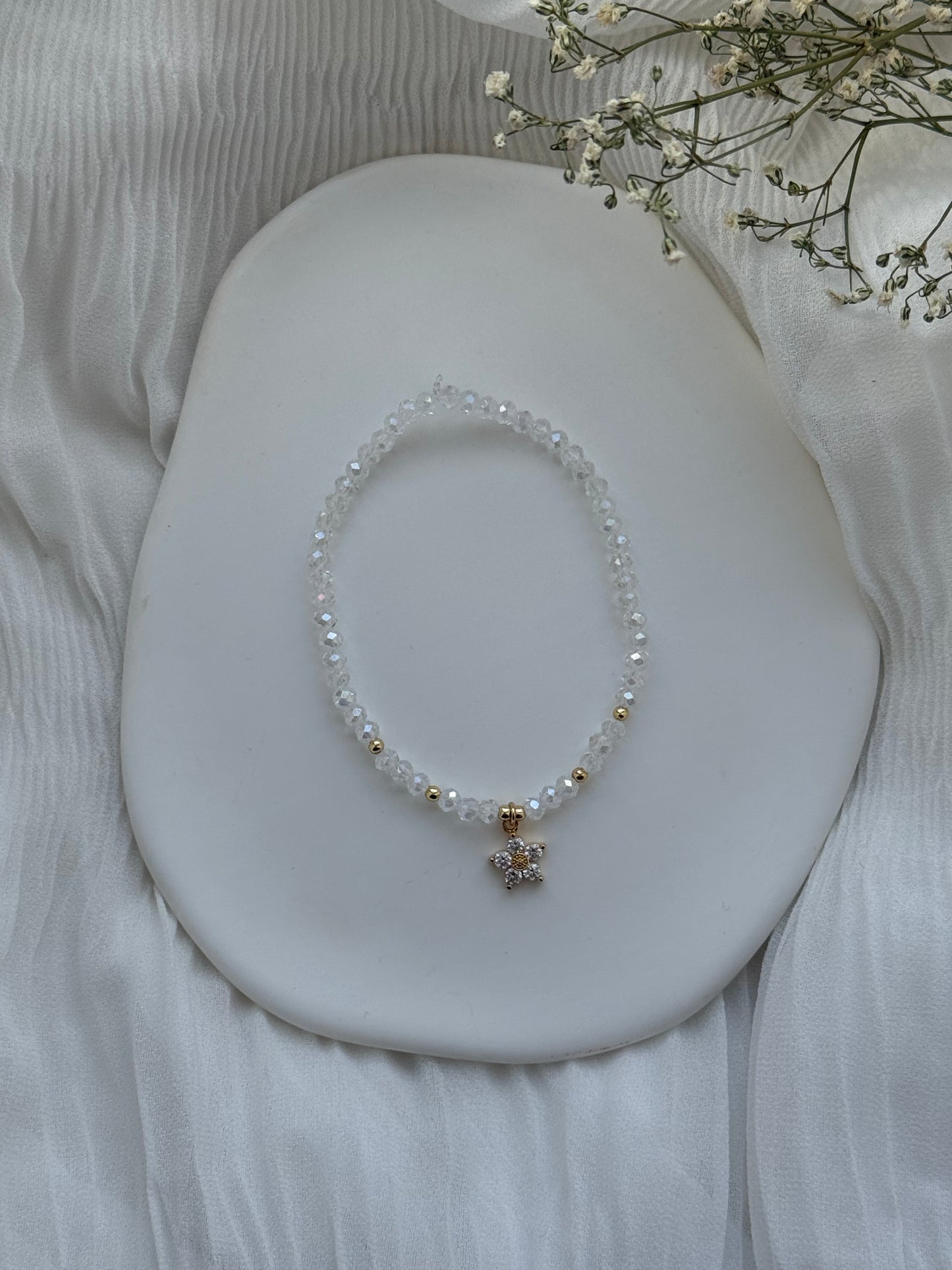 Perlenarmband mit Durchsichtigen Kristallperlen, Goldenen Perlen + Blumen Anhänger - 2123