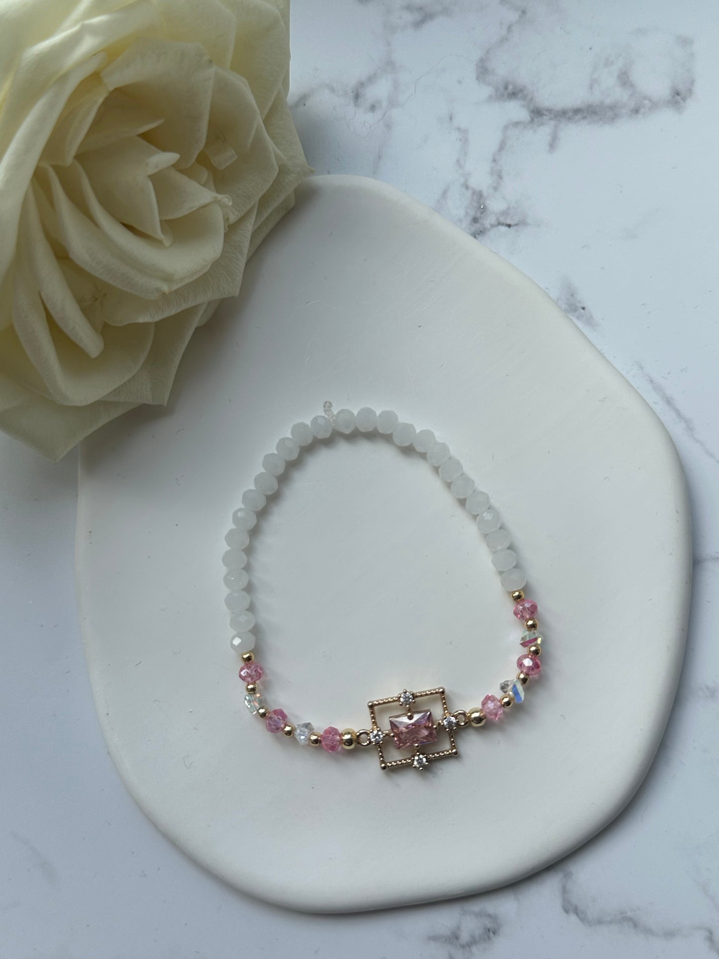 Perlenarmband mit Weißen und Rosa Kristallperlen, Goldenen Perlen + Zirkonia Anhänger - 10899