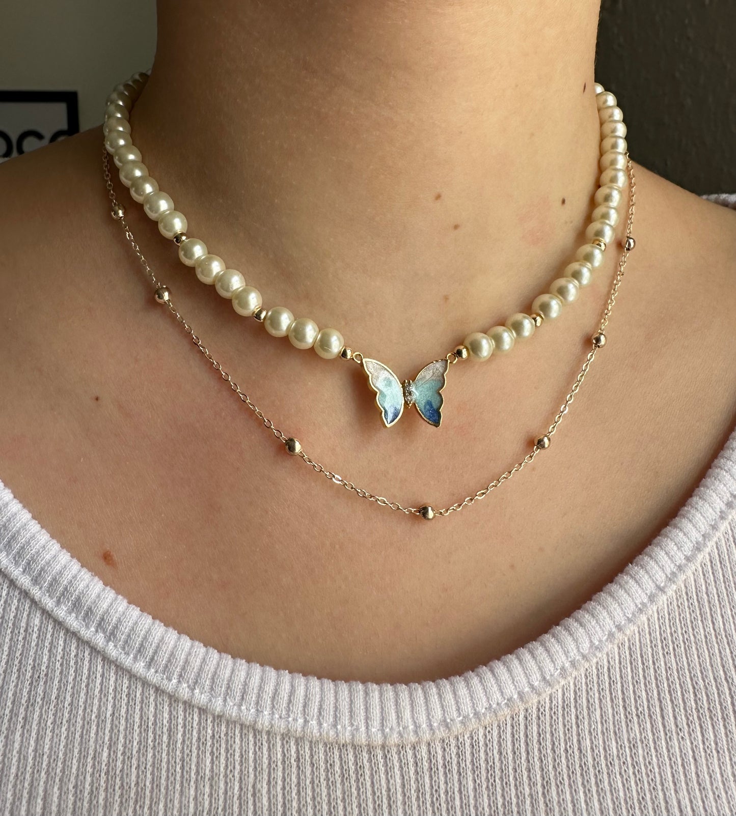 Perlenkette mit Weißen Perlen und Kristallperlen und Blauen Schmetterling Anhänger - 10207