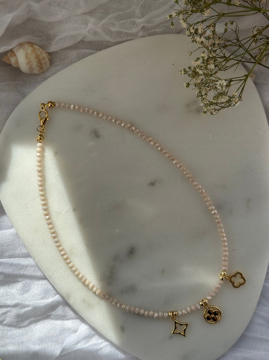 Charms Perlenkette Clover mit Beigen Kristallperlen und Goldenen Perlen + Kleeblatt Anhänger - 10808