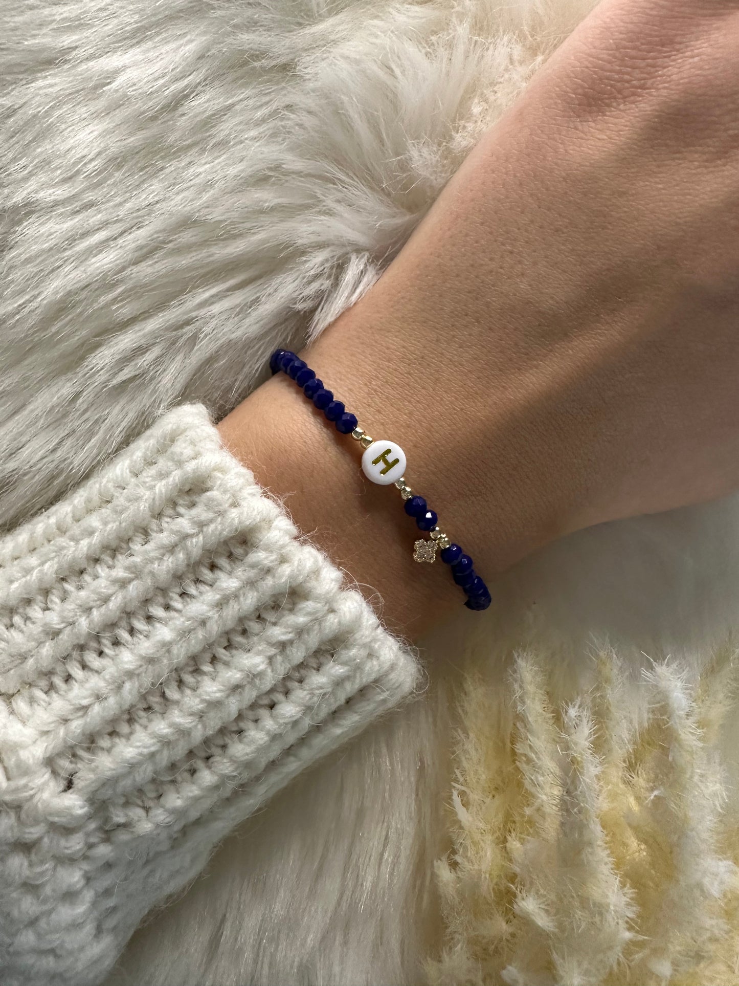 Perlenarmband personalisiert mit Dunkelbauen Kristallperlen und goldenem Kleeblatt Anhänger - 10351