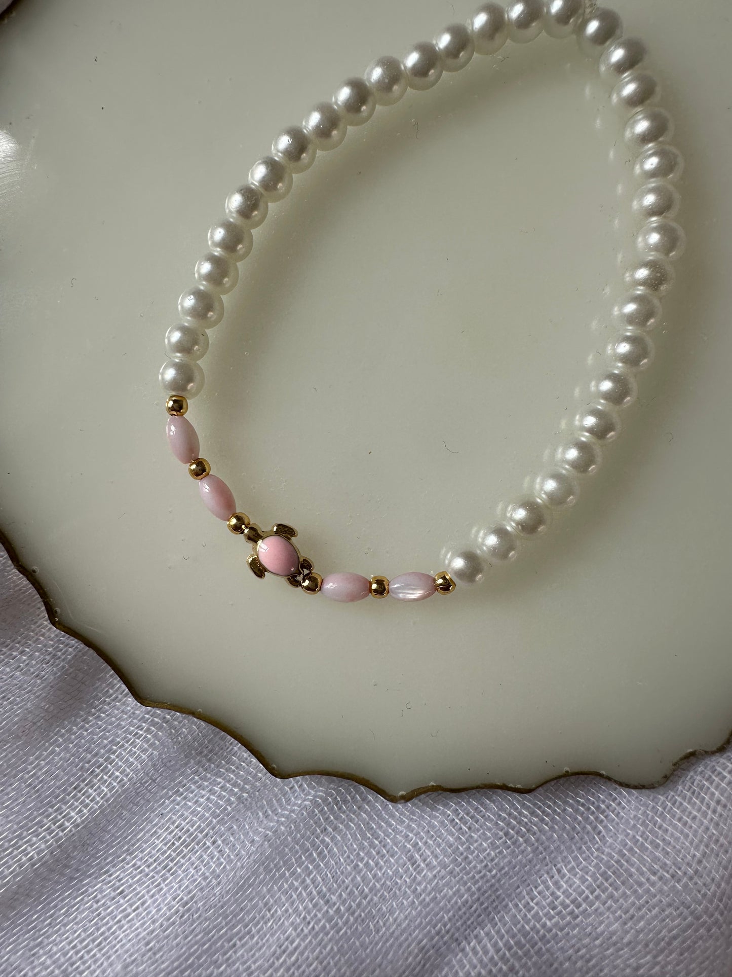 Perlenarmband mit Weißen und Rosa Perlen und Schildkröten Anhänger - 10320