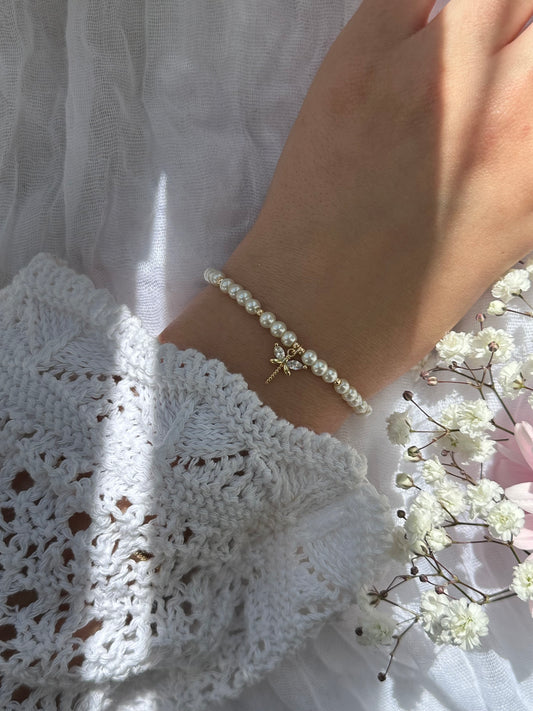 Perlenarmband mit Beigen Glasperlen und goldenen Details + Libellen Anhänger - 10720