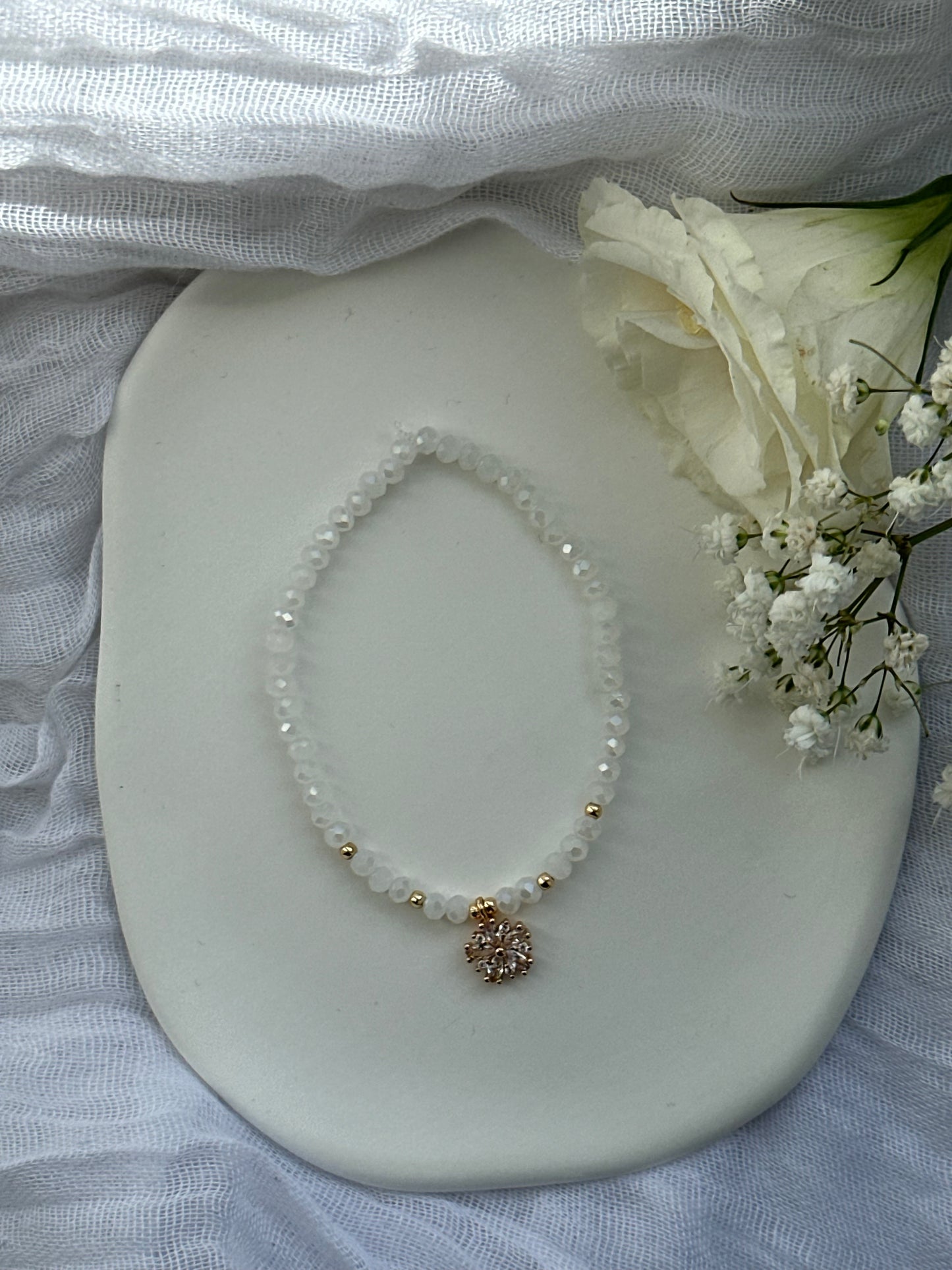 Perlenarmband mit Weißen Kristallperlen und Zirkonia Blumen Anhänger - 10558