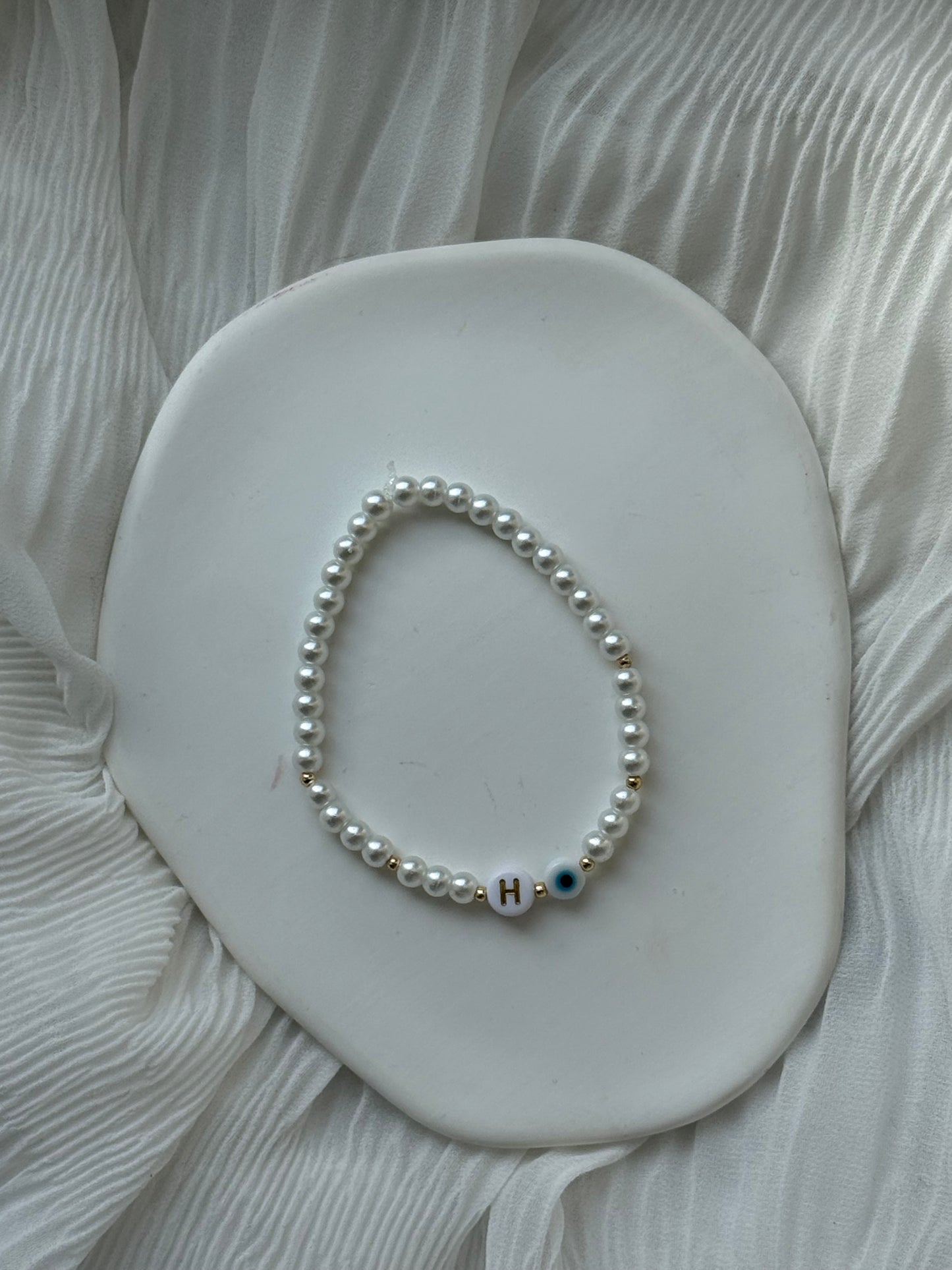 Perlenarmband personalisiert mit Weißen Glasperlen und Goldenen Perlen + Nazar Anhänger - 111212