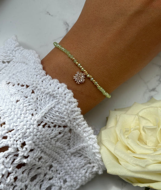 Perlenarmband mit Grünen Kristallperlen und Goldenen Perlen + Zirkonia Blumen Anhänger - 10871