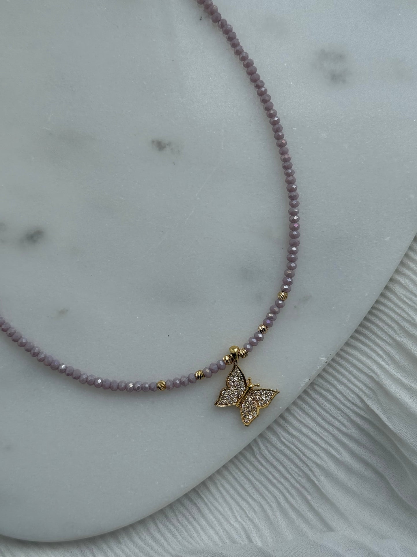 Perlenkette mit Flieder Kristallperlen, Goldenen Details + Schmetterling Anhänger - 111161