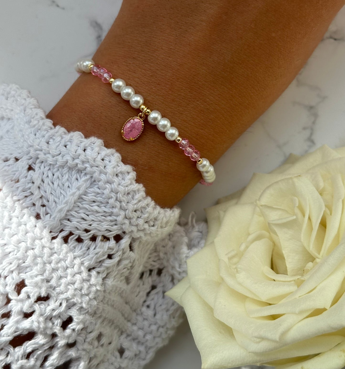 Perlenarmband mit Weißen Glasperlen, Rosa Kristallperlen und Goldenen Perlen + Rosa Stein Anhänger - 10880
