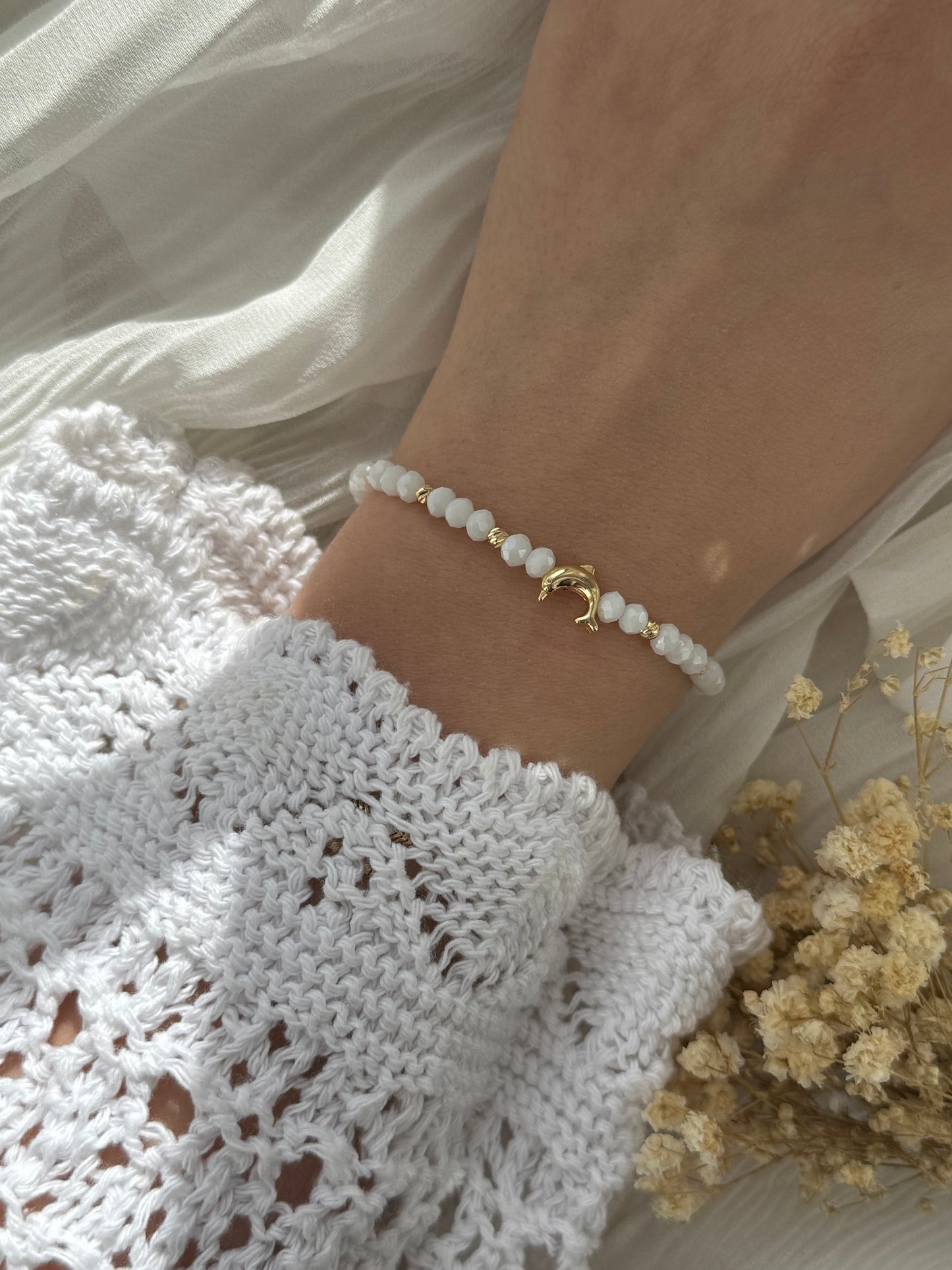 Perlenarmband mit Weißen Kristallperlen, Goldenen Perlen + Delfin Anhänger - 2177