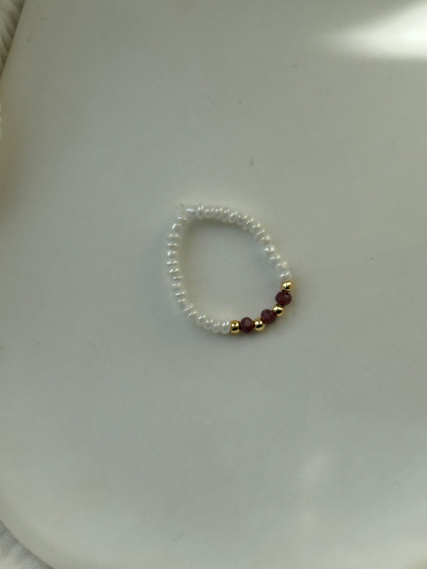 Perlenring mit Weißen Perlen und Braunen Glitzerperlen, Goldenen Details - 111200