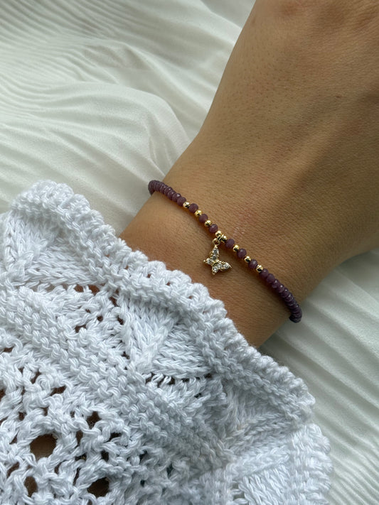 Perlenarmband mit Braunen/Lilanen Kristallperlen, Goldenen Details + Schmetterling Anhänger - 111187