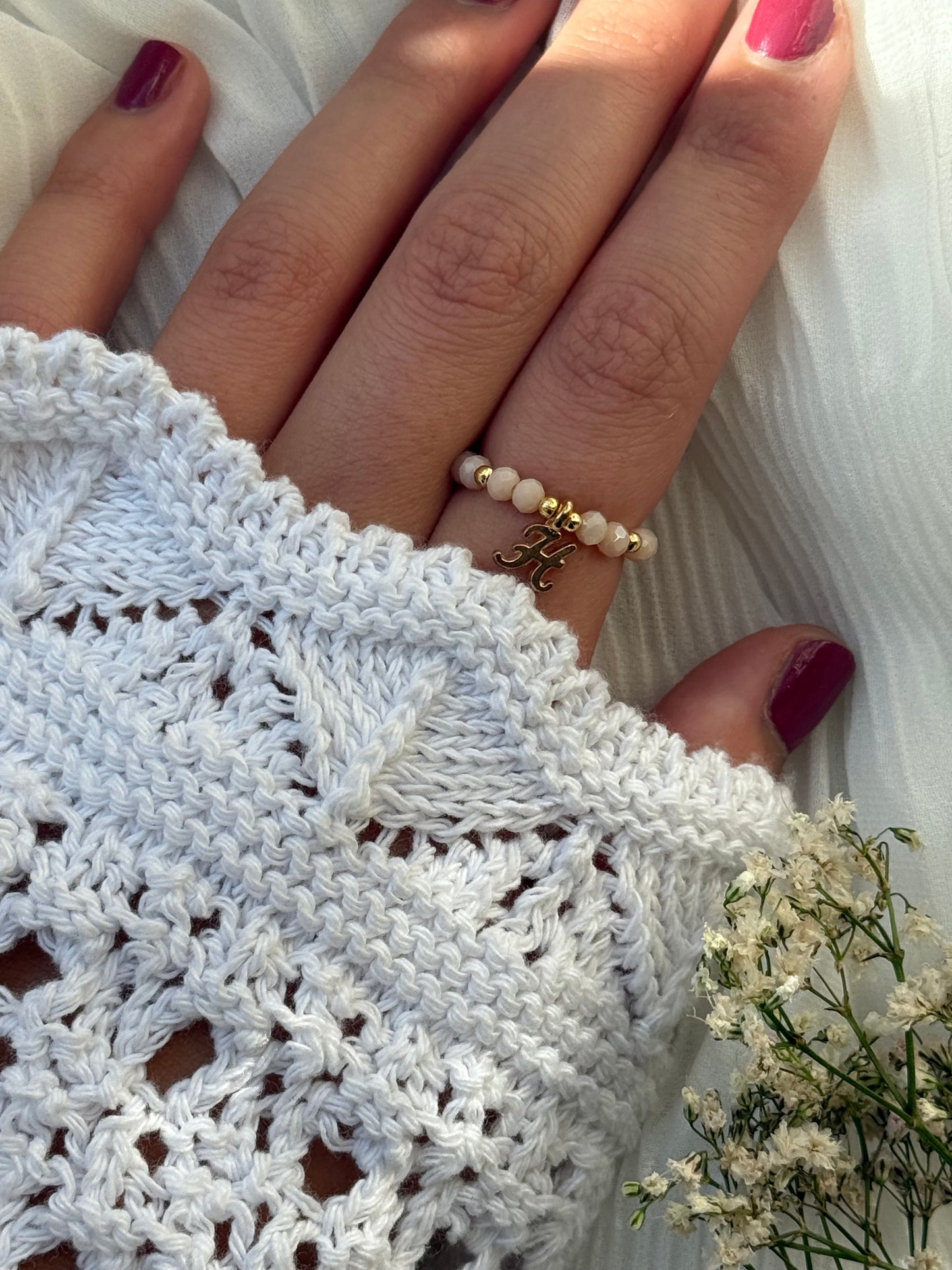 Perlenring personalisiert mit Beigen Kristallperlen und Goldenen Details + Buchstaben Anhänger - 10991