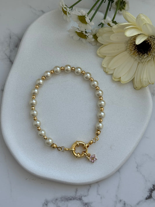 Perlenarmband mit Weißen Glasperlen und Goldenen Perlen + Rosa Blumen Anhänger - 2084