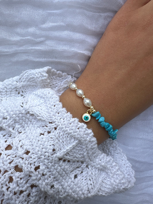 Perlenarmband mit Weißen Perlen und Blauen Edelsteinen und Nazar Anhänger - 10281