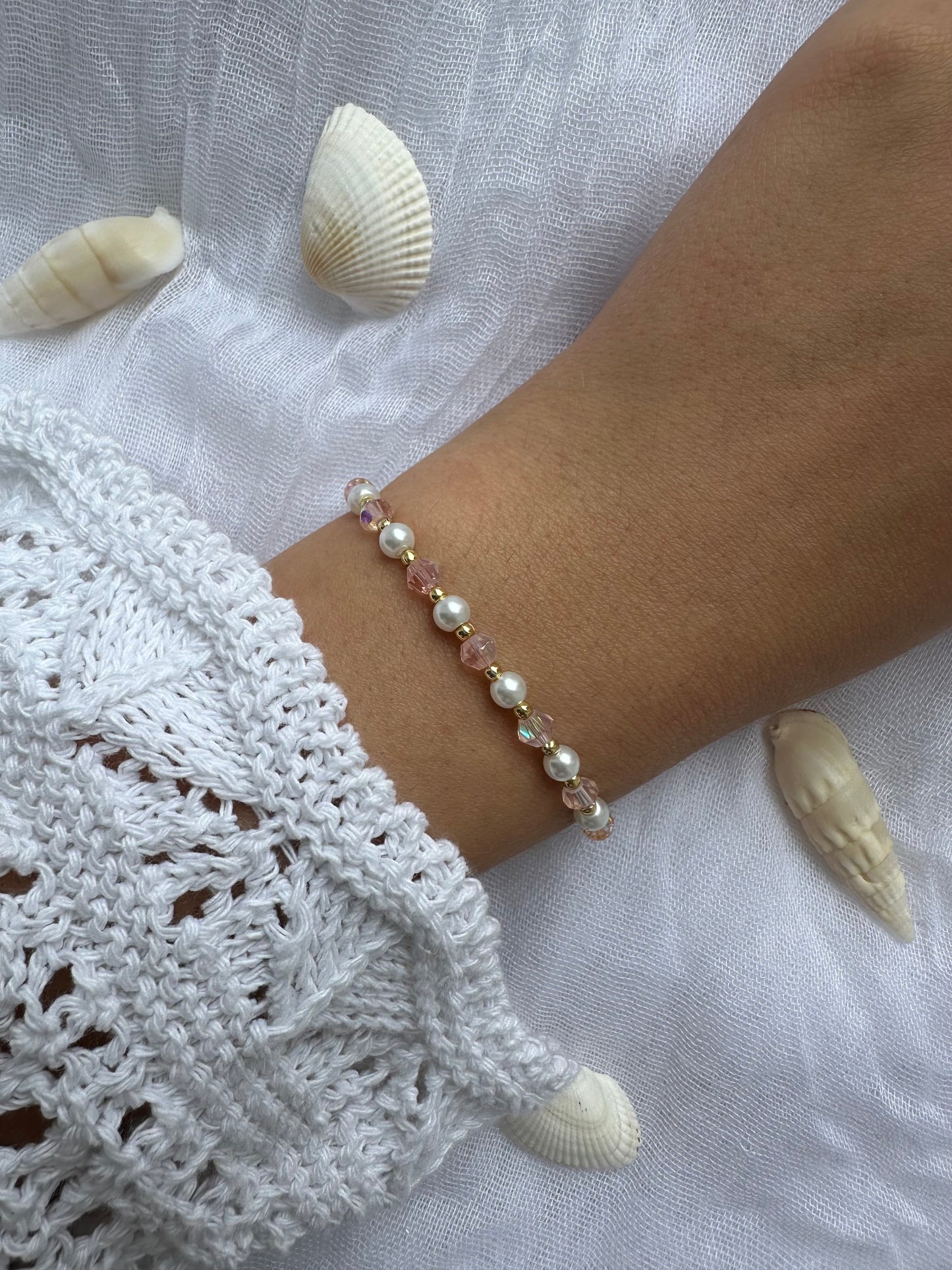Perlenarmband mit Weißen Perlen und Rosa Kristallperlen - 10400