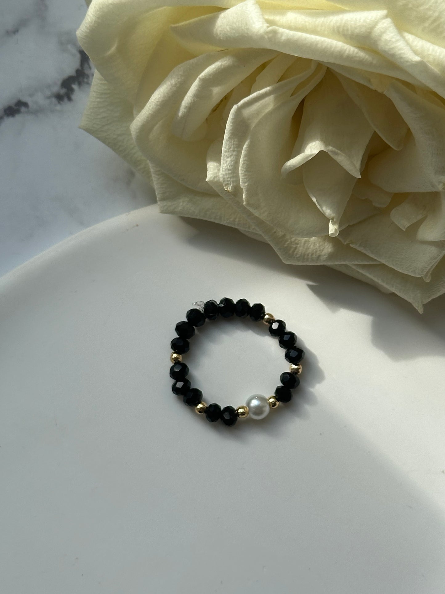 Perlenring mit Schwarzen Kristallperlen und Goldenen Details + Perle - 10915