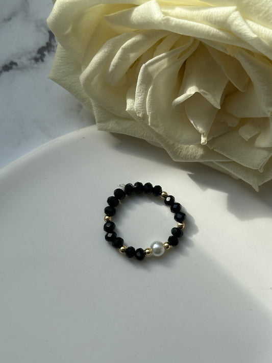 Perlenring mit Schwarzen Kristallperlen und Goldenen Details + Perle - 10915