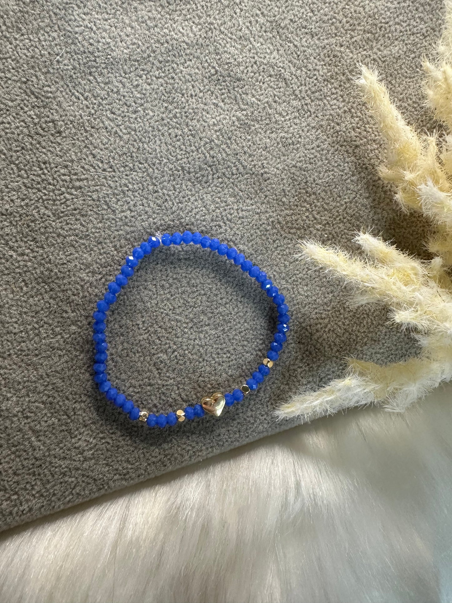 Perlenarmband mit Blauen Kristallperlen und einem goldenen Herz Anhänger - 10303