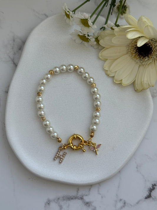 Perlenarmband personalisiert mit Weißen Glasperlen und Goldenen Perlen + Libellen Anhänger - 2085