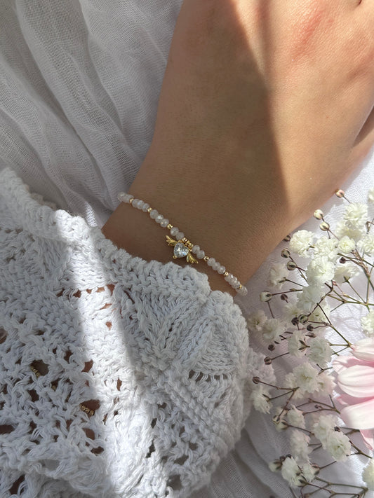 Perlenarmband mit Weißen Kristallperlen und goldenen Details + Herz/Engel Anhänger - 10735