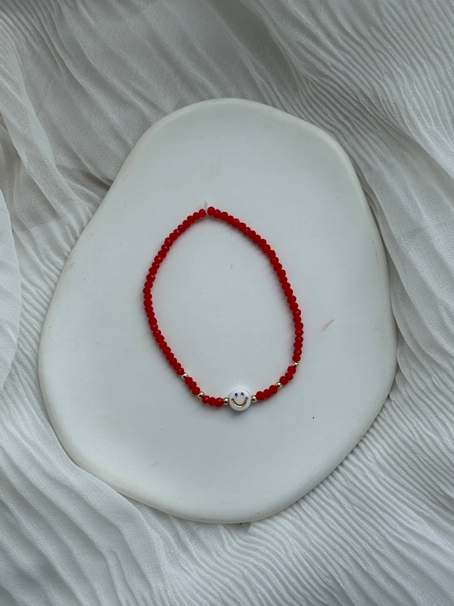 Perlenarmband mit Roten Kristallperlen, Goldenen Details + Smiley Anhänger - 111192