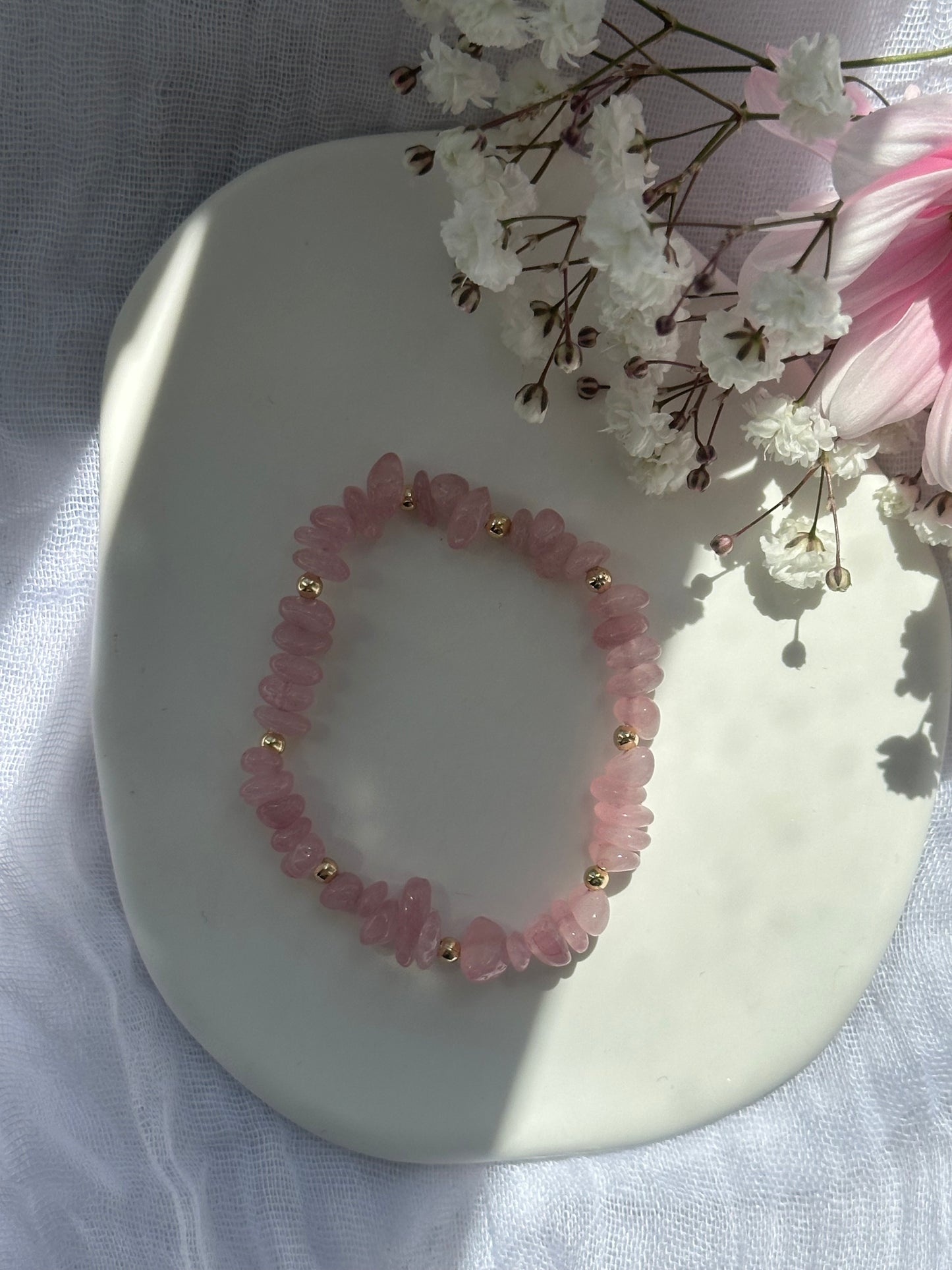 Perlenarmband mit Rosa Natursteinen und goldenen Details -  10748