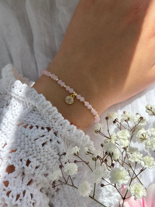 Perlenarmband mit Rosa Kristallperlen und goldenen Details + Zirkonia Anhänger - 10725