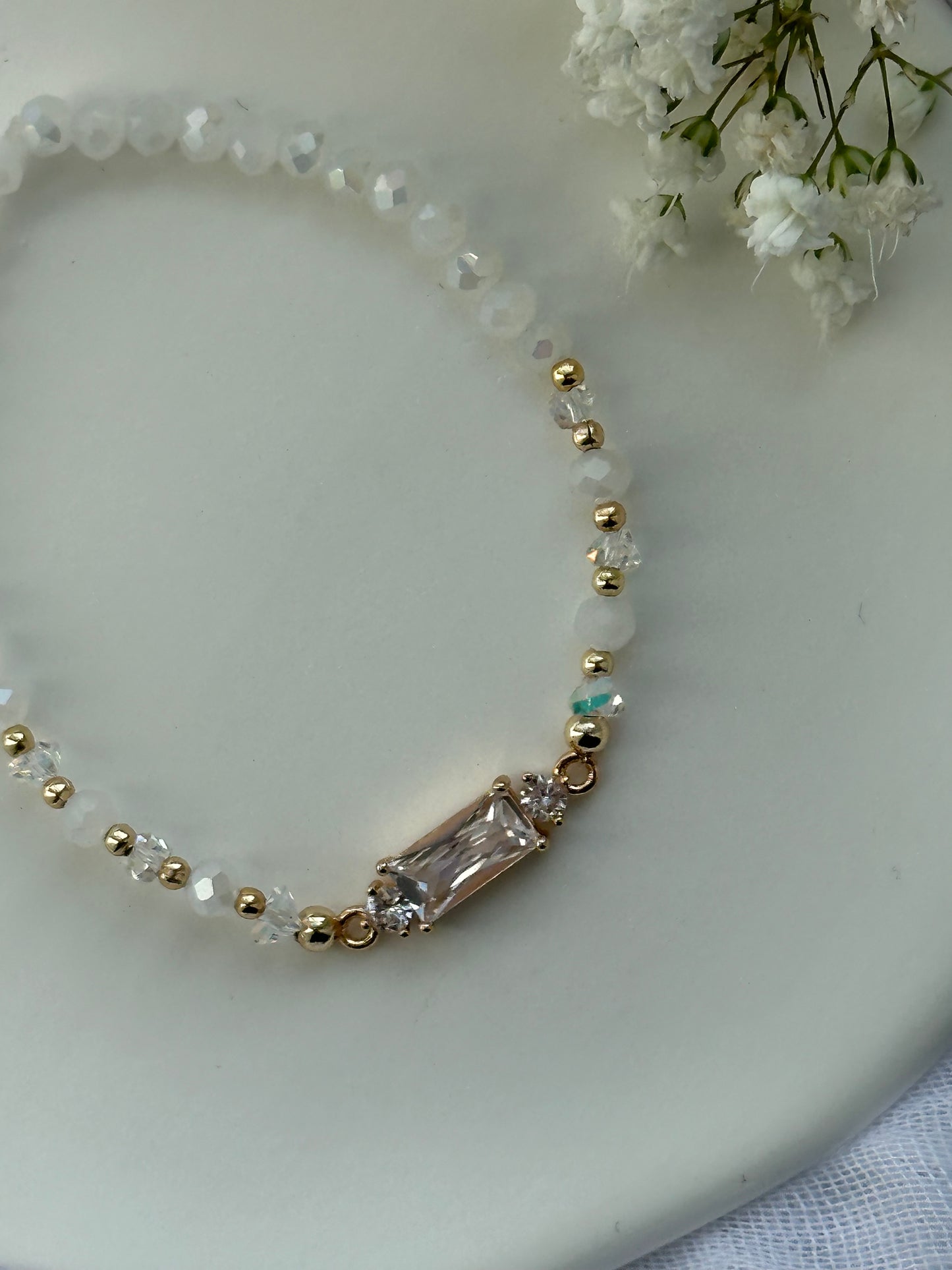 Perlenarmband mit Weißen Kristallperlen und Zirkonia Anhänger - 10560