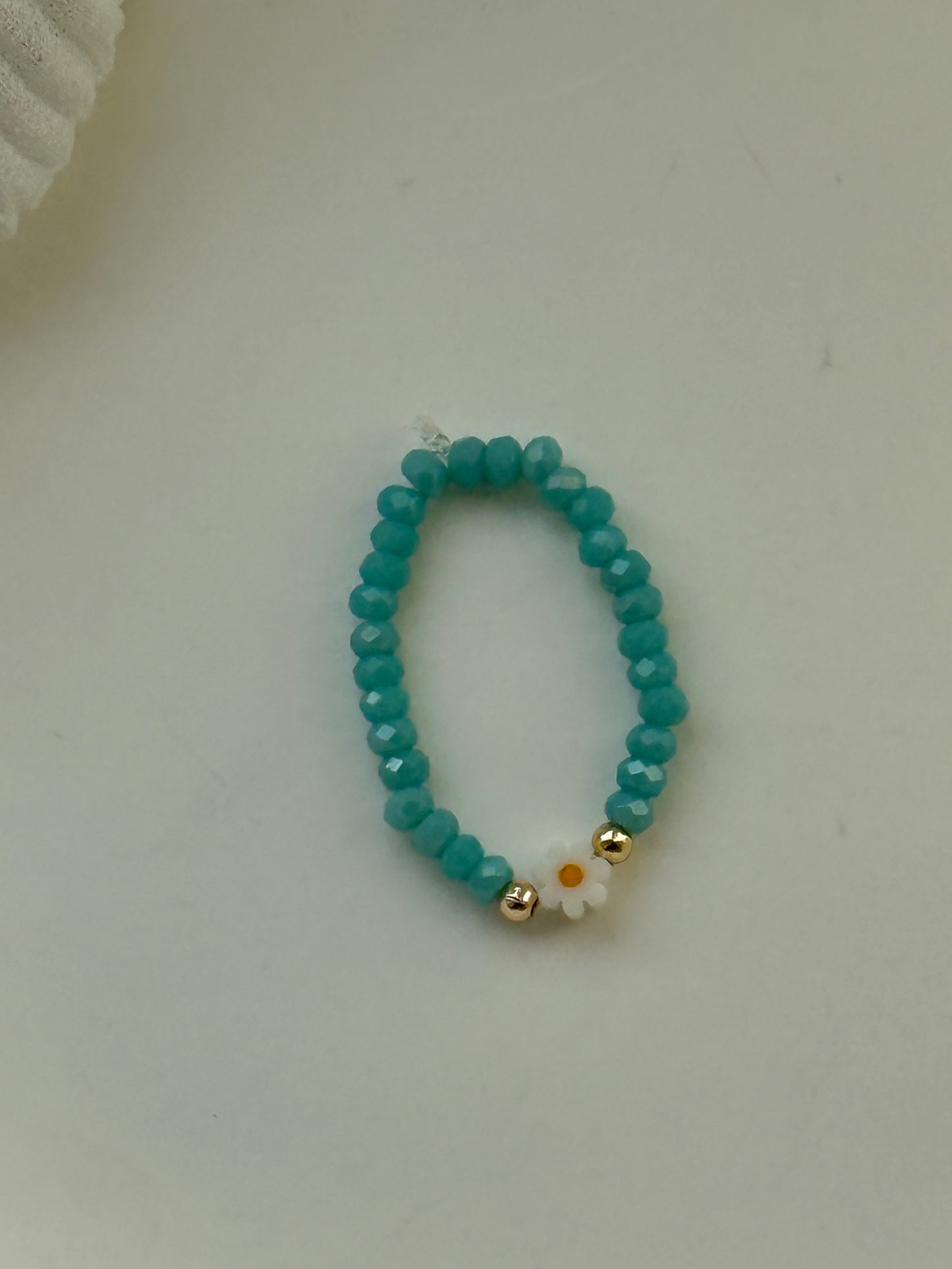 Perlenring mit Türkisen Kristallperlen, Goldenen Details + Papatya Anhänger - 111206