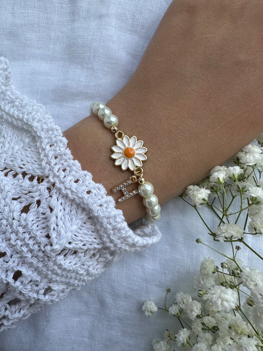 Perlenarmband personalisiert mit Weißen Perlen und Gänseblümchen Anhänger - 10370