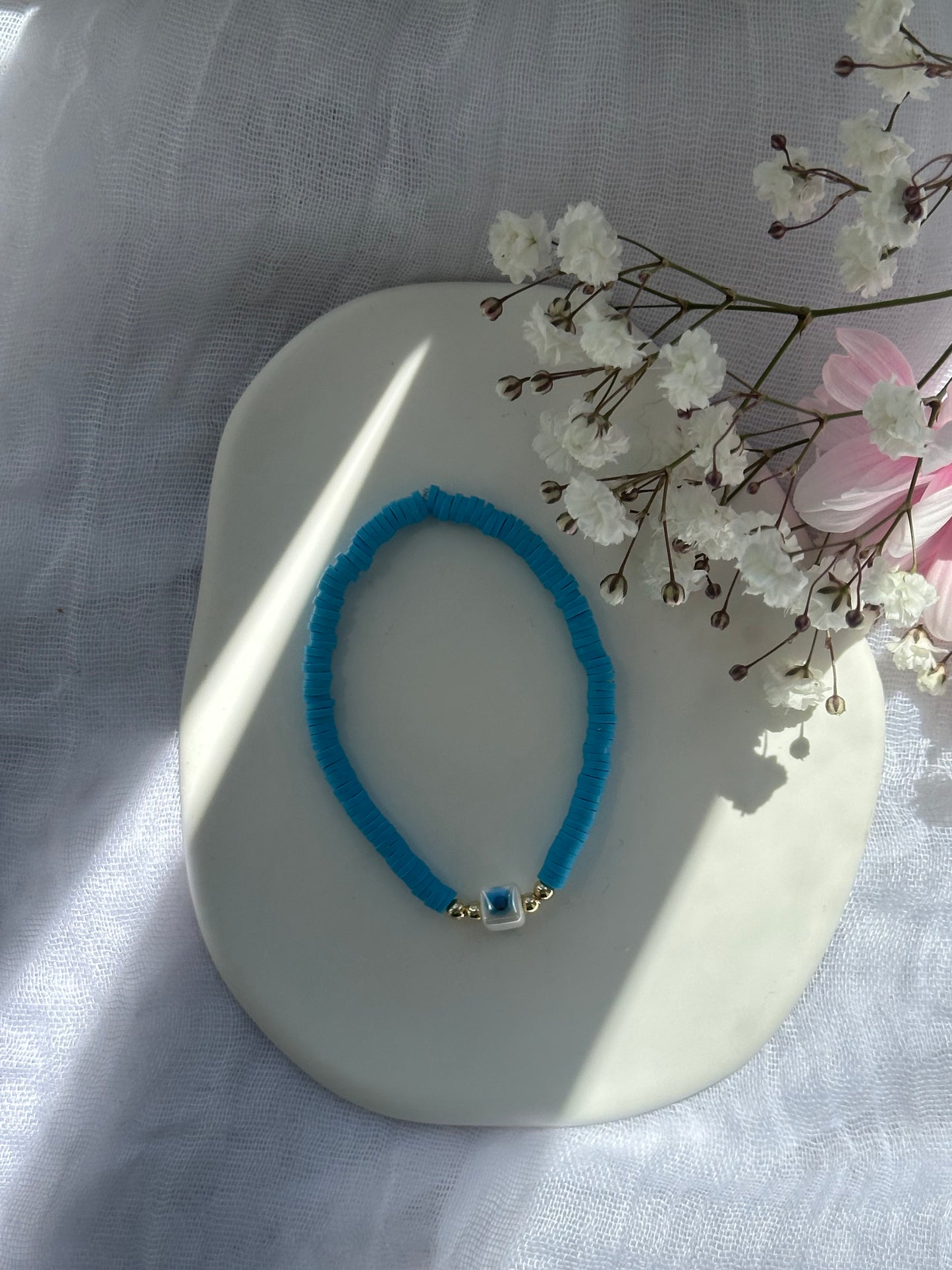 Perlenarmband mit Blauen Fimo Perlen und goldenen Details + Nazar Anhänger - 10756