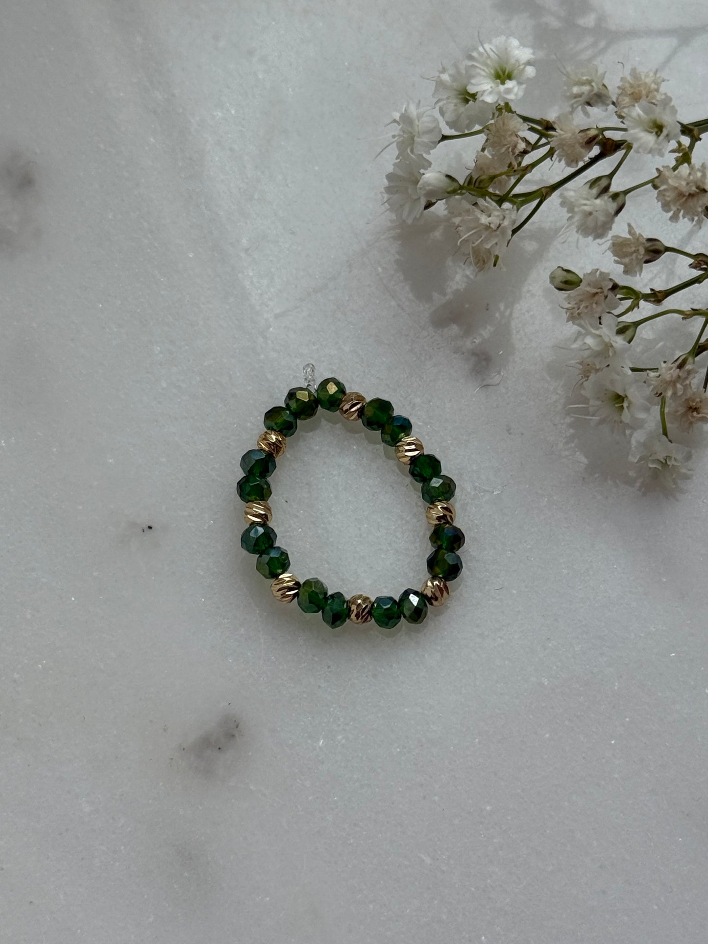 Perlenring mit Grünen Kristallperlen, Goldenen Details - 10998