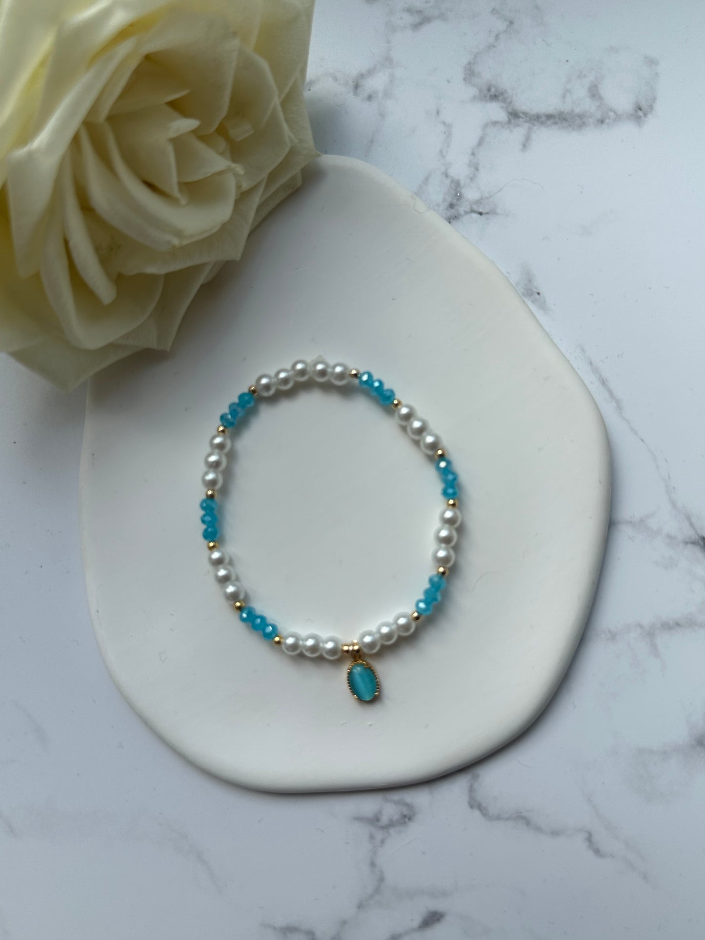 Perlenarmband mit Weißen Glasperlen, Blauen Kristallperlen und  Goldenen Perlen + Stein Anhänger - 10898