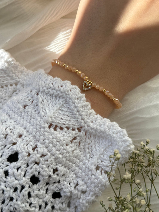 Perlenarmband mit Beigen Kristallperlen und Goldenen Perlen + Herz Anhänger - 2092