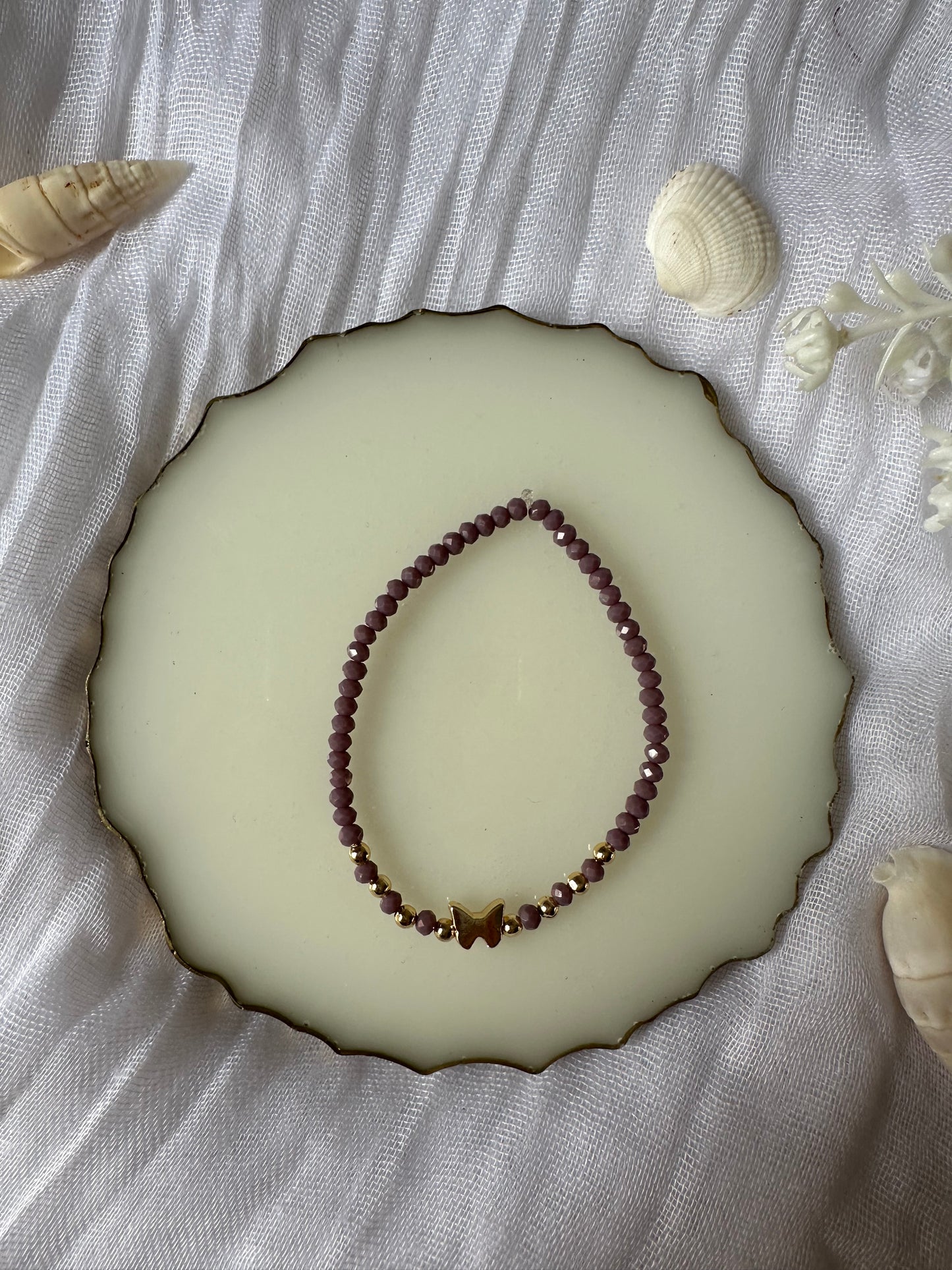 Perlenarmband mit Lila/Braunen Kristallperlen und Schmetterling Anhänger - 10378