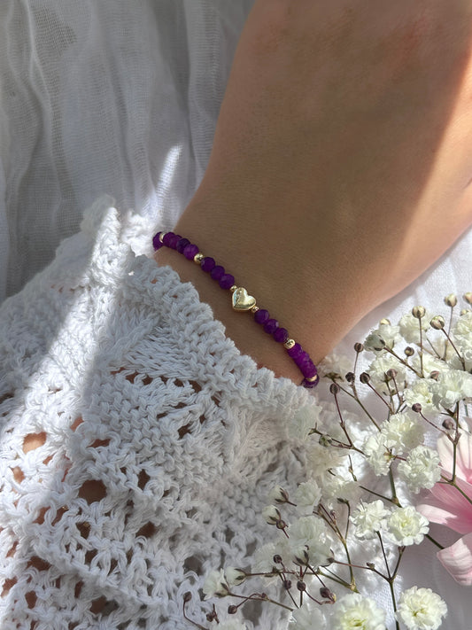 Perlenarmband mit Lila Kristallperlen und goldenen Details + Herz Anhänger - 10772