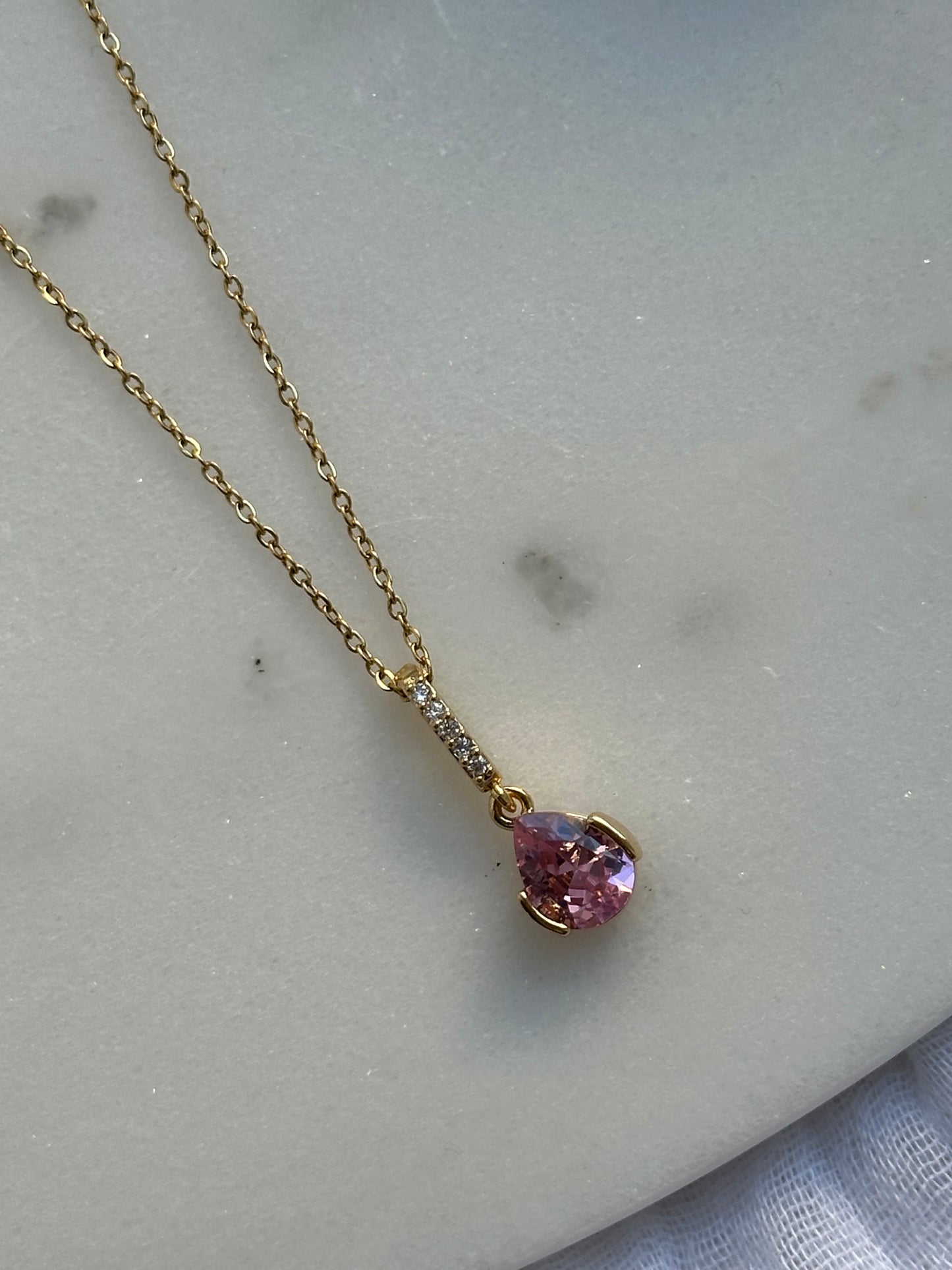 Goldene Halskette mit Rosa Tropfen Anhänger - 10641