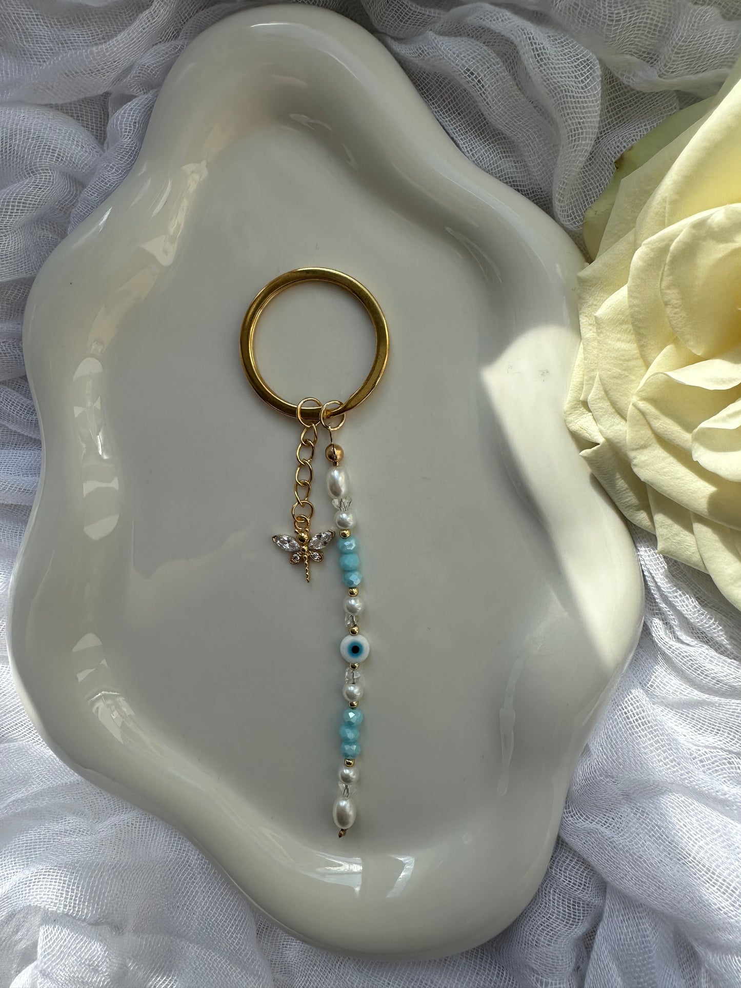 Schlüsselanhänger mit Weißen und Blauen Perlen + Evil eye und Libellen Anhänger - 10013