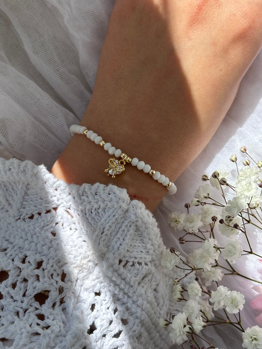 Perlenarmband mit Weißen Kristallperlen und goldenen Details + Schleifen / Herz Anhänger - 10732